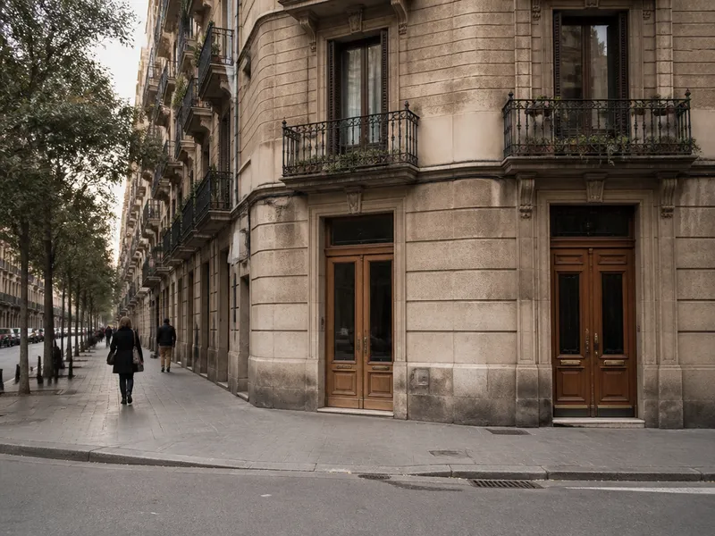 Xamfrà de l’Eixample de Barcelona amb façanes de pedra i portes de pisos