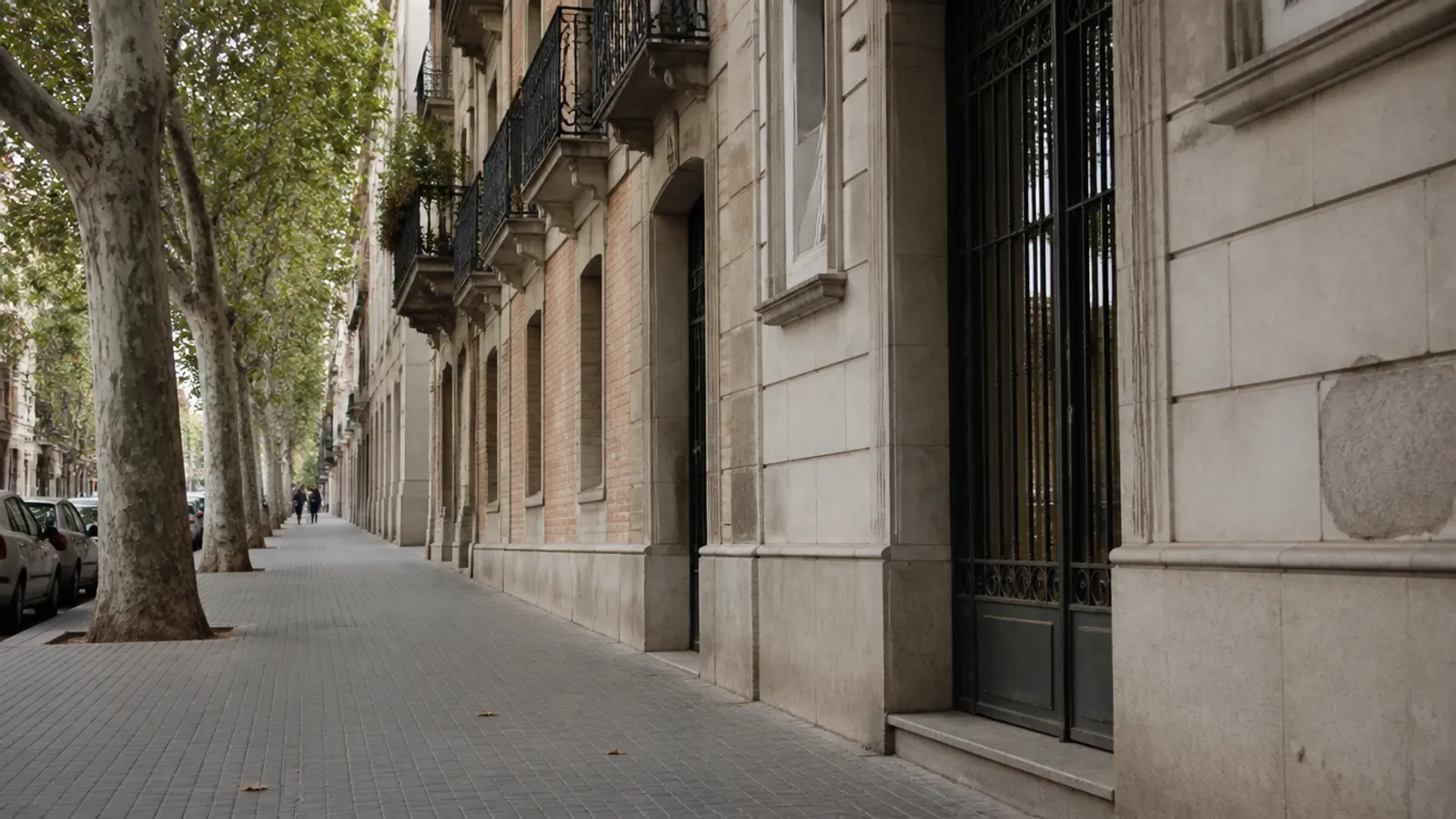 Carrer d’eixample a Sabadell amb edificis de pisos i portals d’habitatge