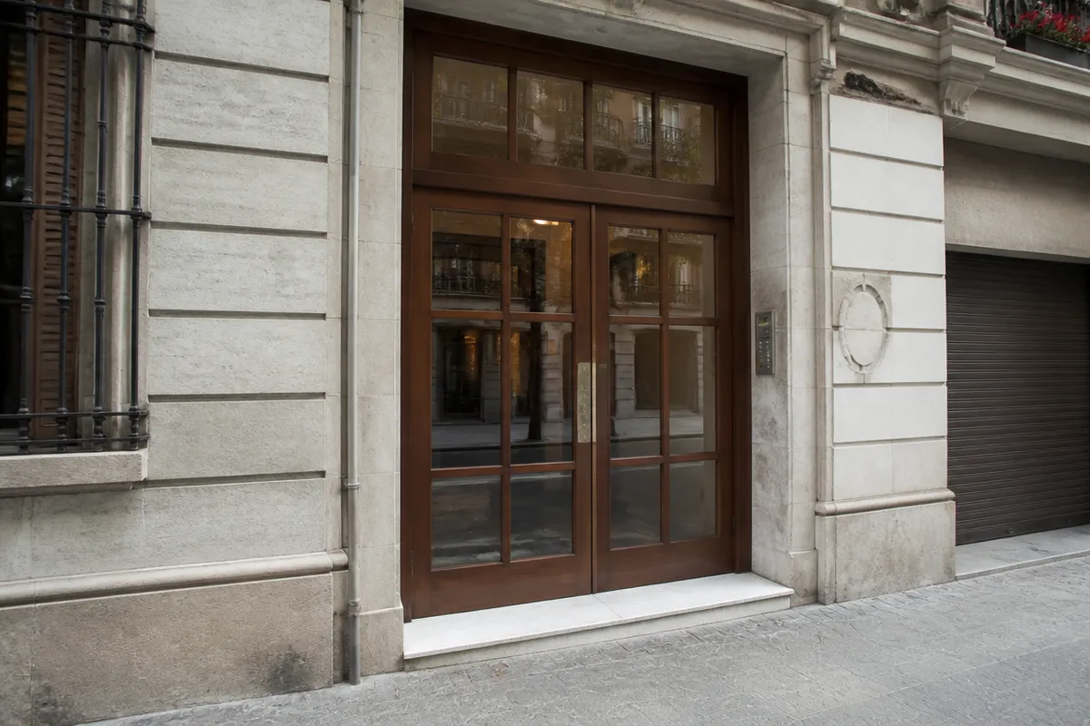 Puerta de comunidad de vecinos en un edificio de Barcelona lista para cerrajería o mantenimiento